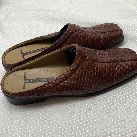 Trotter’s Brown Woven Leather Mule 8.5 Made In Brazil (2) - Picture 4 of 9